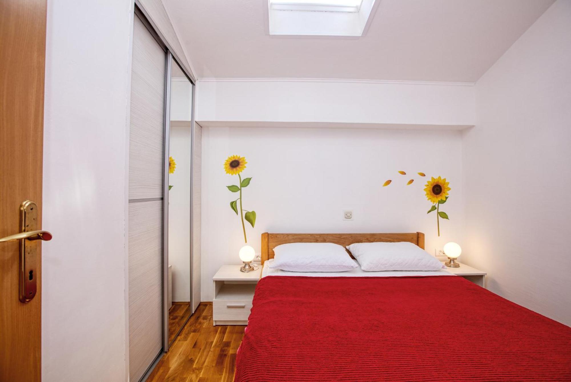 Family Friendly Seaside Apartments Brodarica, Sibenik - 4833 Бродарика Стая снимка