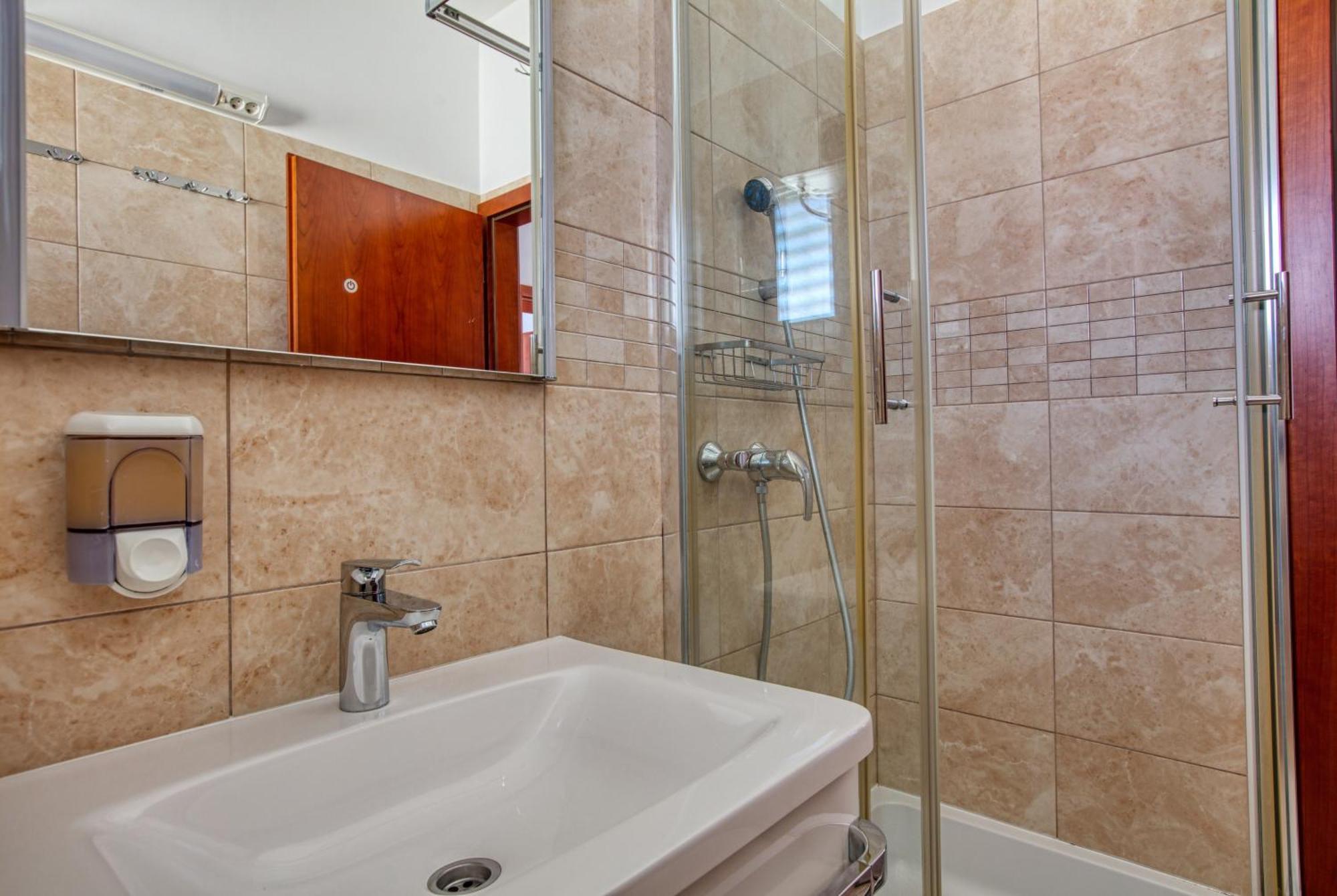 Family Friendly Seaside Apartments Brodarica, Sibenik - 4833 Бродарика Стая снимка