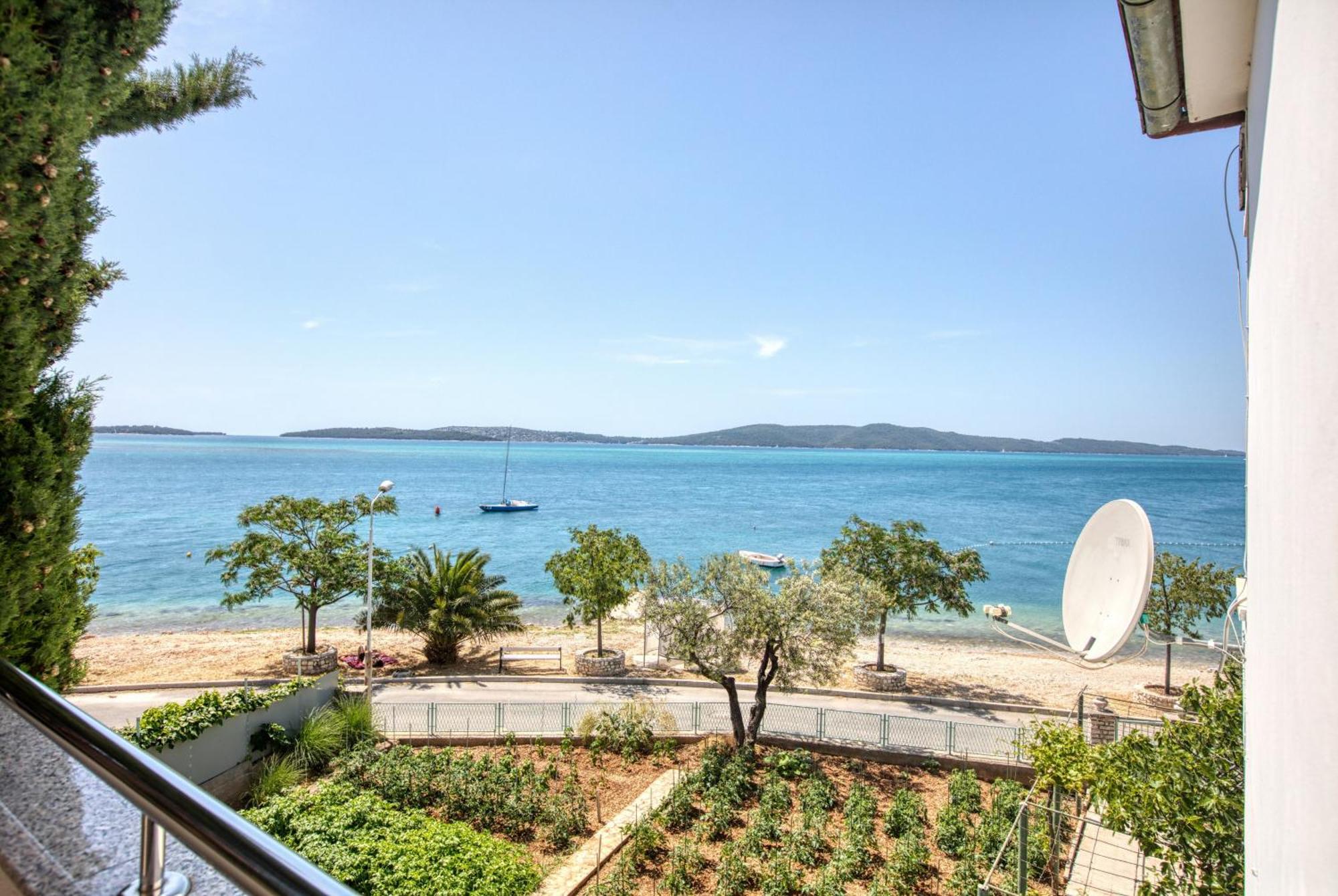 Family Friendly Seaside Apartments Brodarica, Sibenik - 4833 Бродарика Екстериор снимка
